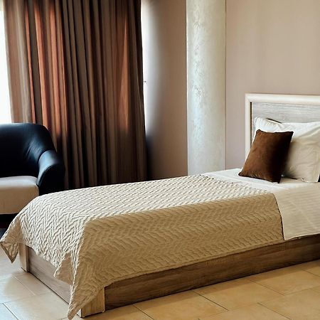 Hotel Terminal Tirana Bregu i Lumit エクステリア 写真