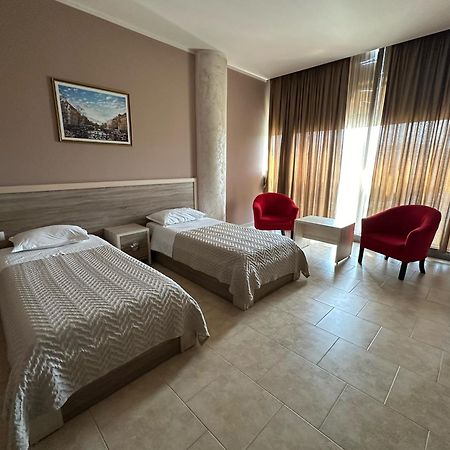 Hotel Terminal Tirana Bregu i Lumit エクステリア 写真