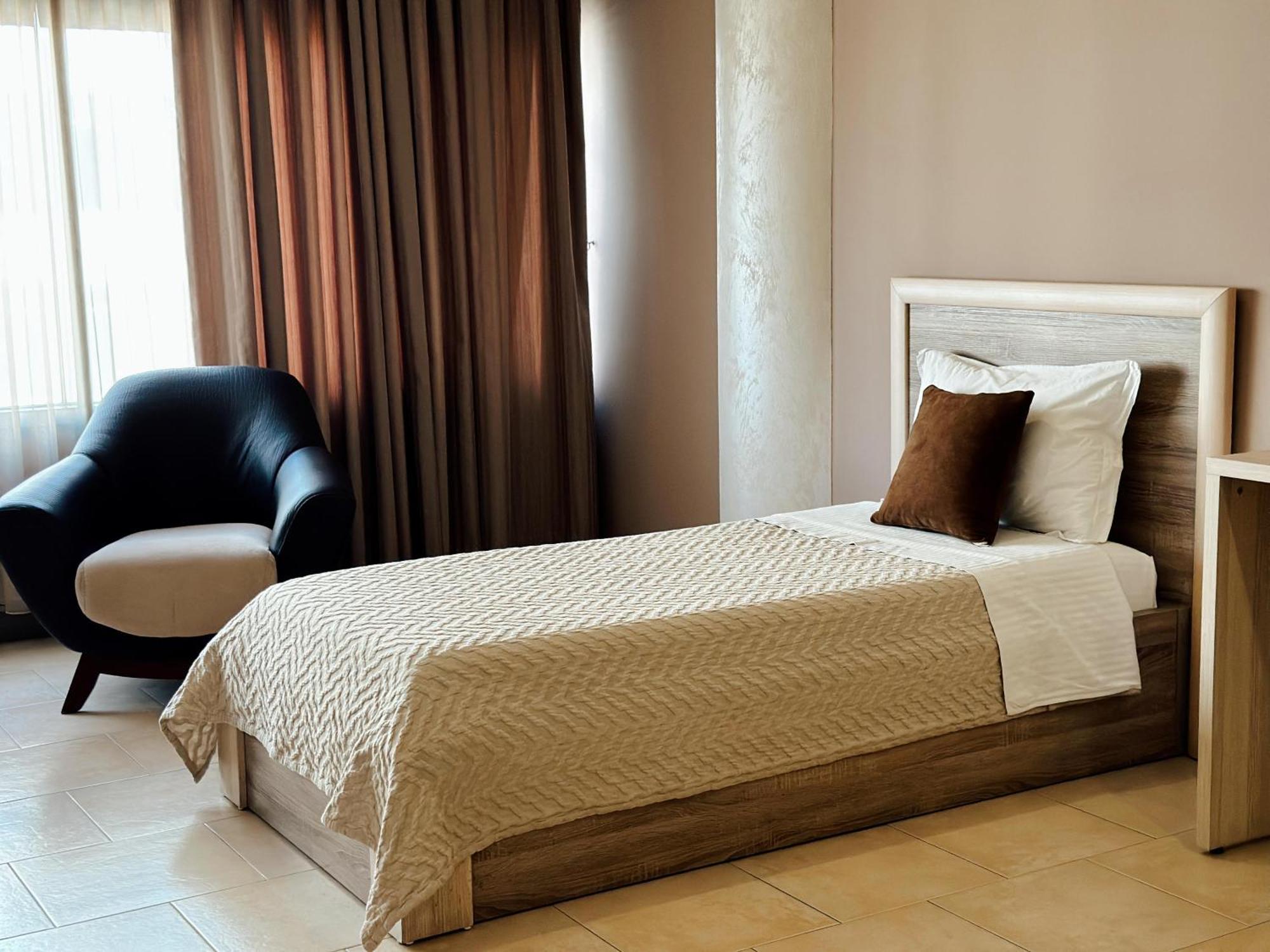 Hotel Terminal Tirana Bregu i Lumit エクステリア 写真