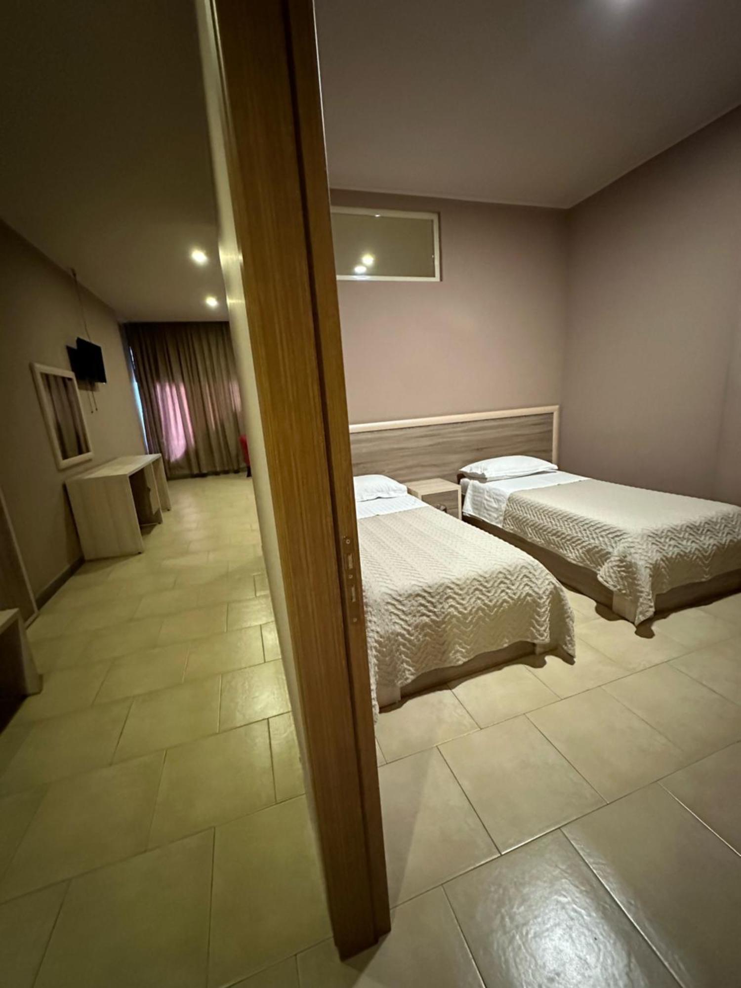 Hotel Terminal Tirana Bregu i Lumit エクステリア 写真