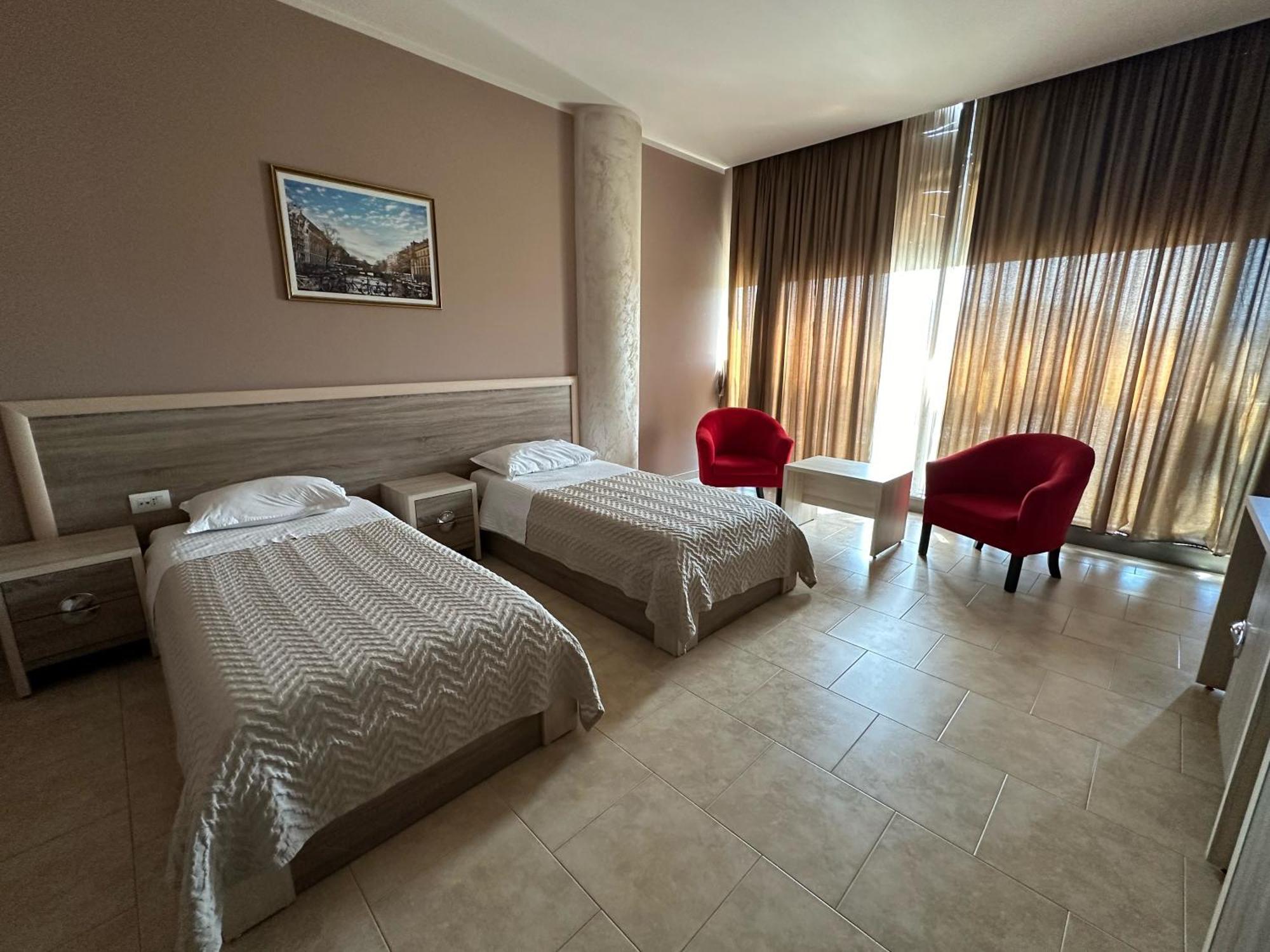Hotel Terminal Tirana Bregu i Lumit エクステリア 写真