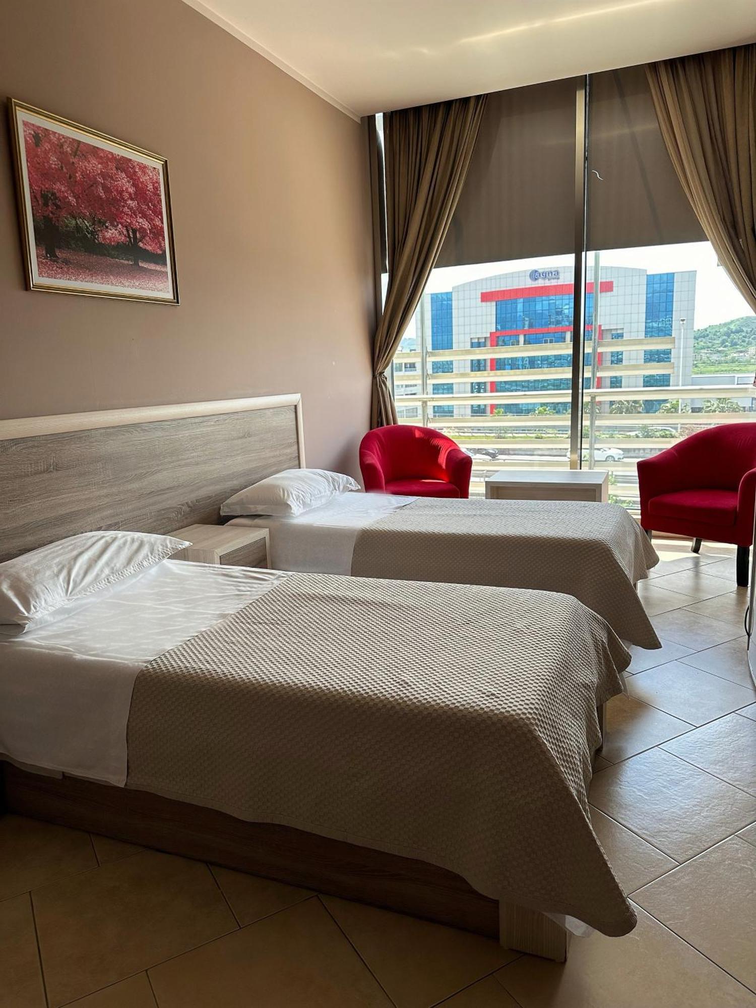 Hotel Terminal Tirana Bregu i Lumit エクステリア 写真