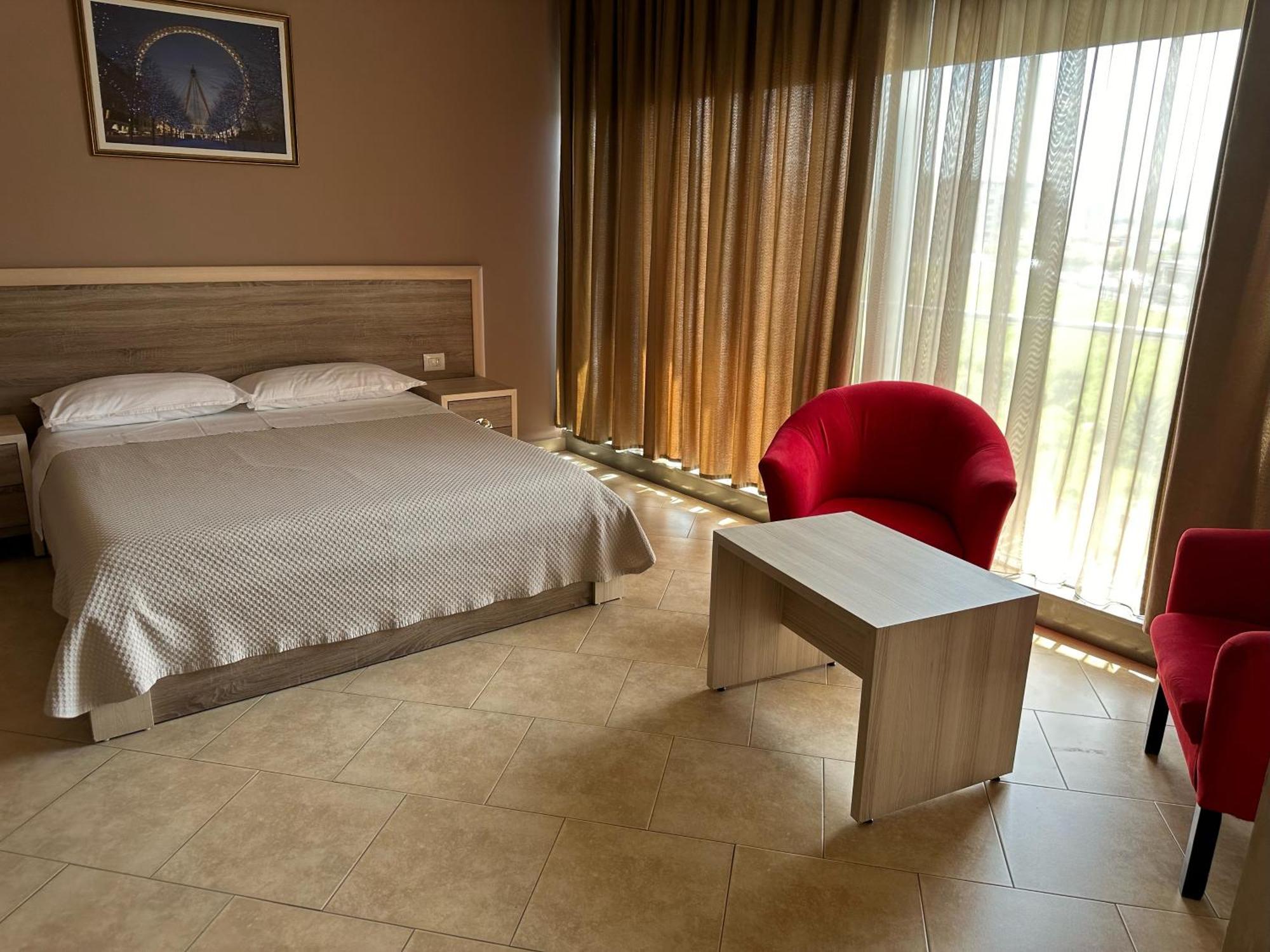 Hotel Terminal Tirana Bregu i Lumit エクステリア 写真